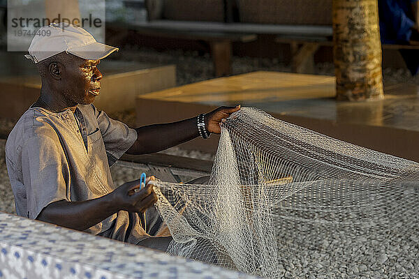 Fischer reparieren Netze in Fadiouth  Senegal  Westafrika  Afrika