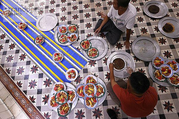 Iftar (Ramadan-Abendessen  das das ganztägige Fasten bricht) in der Saigon-Moschee  Ho-Chi-Minh-Stadt  Vietnam  Indochina  Südostasien  Asien