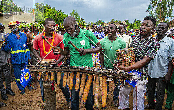 Männer spielen traditionelle Instrumente auf einem Stammesfest im südlichen Tschad  Afrika