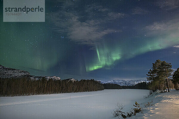 Aurora Borealis (Nordlichter) über dem gefrorenen Fluss Alta  in der Nähe von Alta  Polarkreis  Norwegen  Skandinavien  Europa