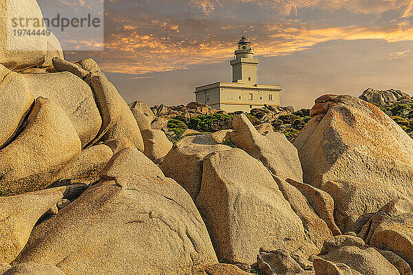 Leuchtturm am Capo Testa  Santa Teresa di Gallura  Sardinien  Italien  Mittelmeer  Europa