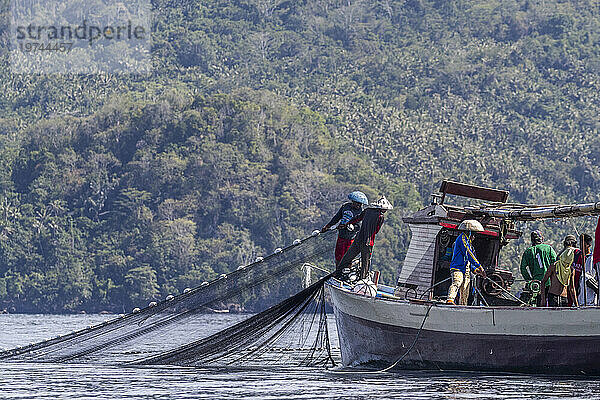 Thunfischfischer holt ein Ringwadennetz  Insel Bangka  vor der nordöstlichen Spitze von Sulawesi  Indonesien  Südostasien  Asien