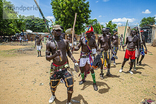 Männer tanzen auf einem Stammesfest im südlichen Tschad  Afrika