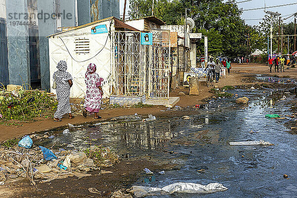 Überflutete Straße in Kaolack  Senegal  Westafrika  Afrika