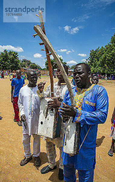 Mann spielt ein lokales Instrument auf einem Stammesfest im südlichen Tschad  Afrika