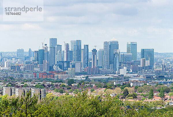 Skyline von London von der Aussichtsplattform des Severndroog Castle aus gesehen  gotischer Turm aus dem 18. Jahrhundert in Greenwich  London  England  Vereinigtes Königreich  Europa