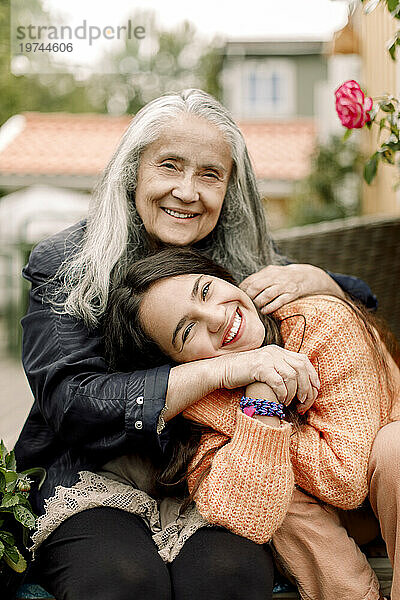 Porträt eines fröhlichen Mädchens  das seine Freizeit mit seiner Großmutter verbringt