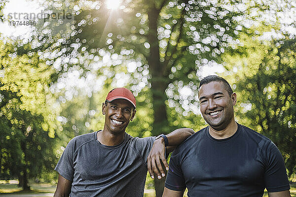 Porträt lächelnder männlicher Freunde nach dem Training im Park