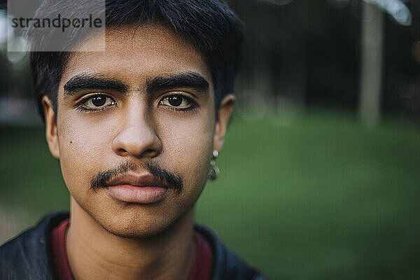 Porträt eines ernsthaften Teenagers mit Schnurrbart