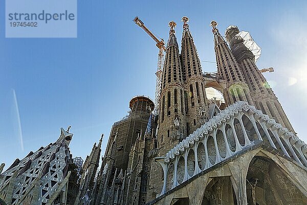 Sagrada Família  Baukräne  Baustelle im August 2016  Architekt Antoni Gaudí  Gegenlicht  Barcelona  Spanien  Europa