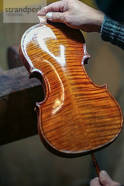 Geigenbauer Geigenbauerlack klassisch handgefertigt Geigenlack natürliche Zutaten Rezept in Cremona Italien Heimat der besten Handwerker dieser Art