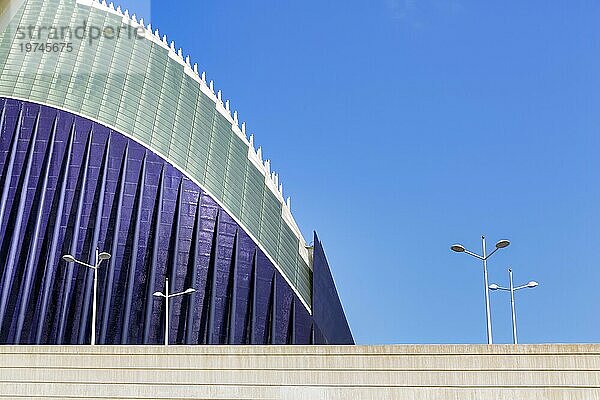 Straßenlaternen vor L'Agora  moderne Architektur  Architekt Santiago Calatrava  Detail vor blauem Himmel  Textfreiraum  Ciudad de las Artes y de las Ciencias  Stadt der Künste  Valencia  Spanien  Europa