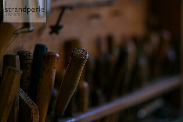 Werkzeugsatz eines erfahrenen Geigenbauers in einer Werkstatt in Cremona  selektiver Fokus  Bokeh