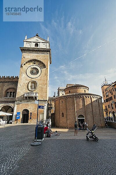 Torre dell'Orologio und Rotonda di San Lorenzo  Piazza delle Erbe  Mantua  Lombardei  Italien  Europa