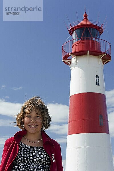 Mädchen vor einem Leuchtturm  Jung  lachend  Lachen  Freude  Urlaub  Reise  Sylt  Nordsee  Deutschland  Europa