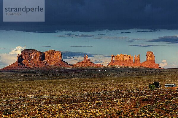 Lichtstimmung  Abendsonne am Monument Valley  Wolke  Himmel  Wetter  Western  Westen  Utah  USA  Nordamerika