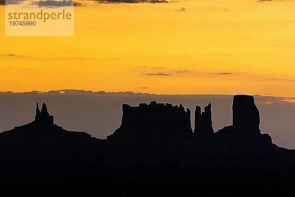 Morgenhimmel mit Silhouette am Monument Valley  Wolke  Sonne  Himmel  Wetter  Western  Westen  Utah  USA  Nordamerika