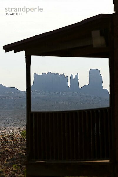 Hütte mit Silhouette am Monument Valley  Wolke  Sonne  Himmel  Wetter  Western  Westen  Utah  USA  Nordamerika
