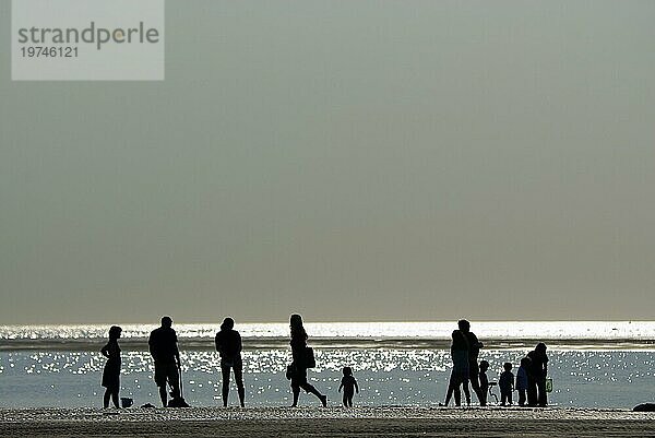 Schattenriss  Silhouette von Urlaubern in Abendsonne am Strand auf der Nordseeinsel Langeoog  Deutschland  Europa