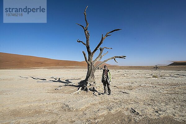 Dünen im Deadvlei mit Touristin  Namib-Naukluft-Nationalpark  Namibwüste  Namibia  Afrika