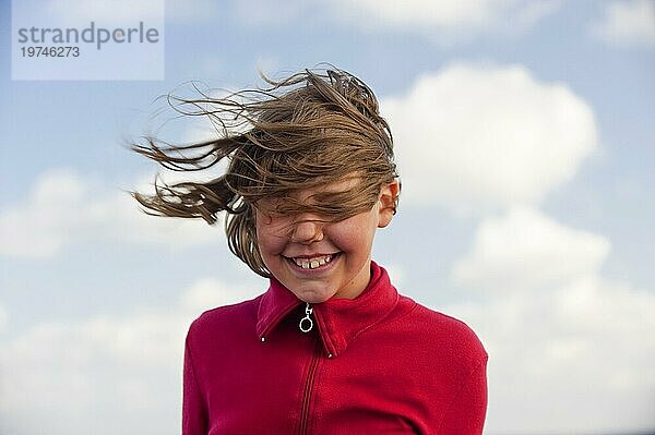 Portrait von einem jungen Mädchen im Wind  windig  Haare  Herbst  Freude  Zufriedenheit  lachen  lachend  jung  Sommer  Spaß  Deutschland  Europa