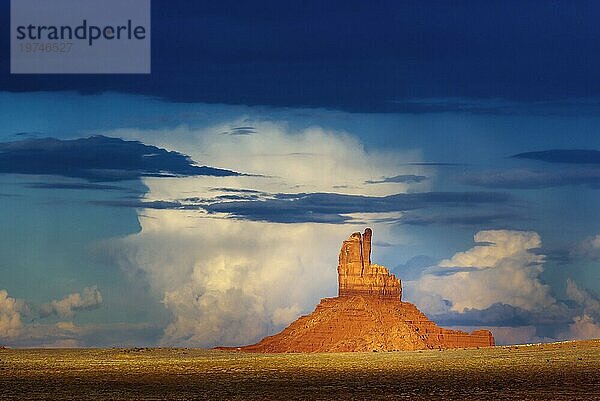 Gewitter  Lichtstimmung am Monument Valley  Wolkenhimmel  Wolke  Himmel  Wetter  Western  Westen  Utah  USA  Nordamerika