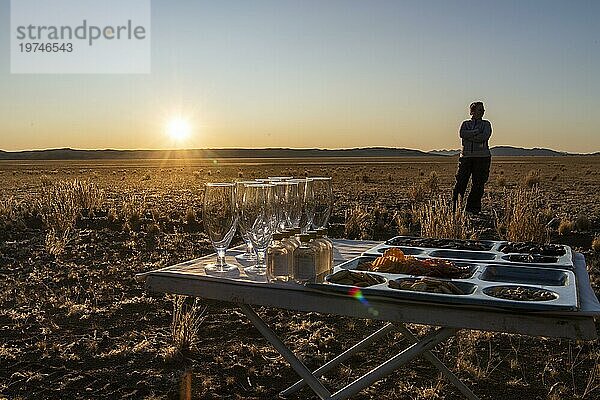 Tisch mit Gläser und Snacks für den Sundowner  Namib Wüste  Namibwüste  Namibia  Afrika