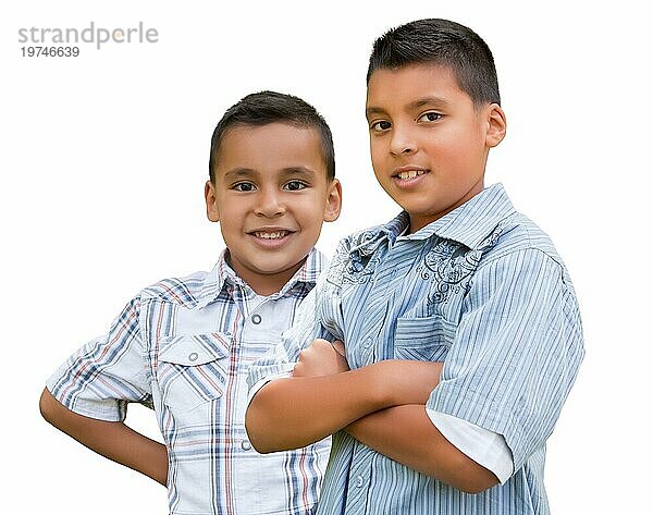 Zwei glückliche junge hispanische Schuljungen vor weißem Hintergrund