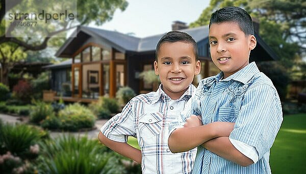 Zwei junge hispanische Brüder stehen zusammen vor ihrem Haus