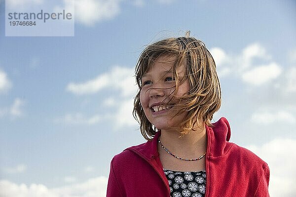 Portrait von einem jungen Mädchen  Freude  Zufriedenheit  lachen  lachend  jung  Sommer  Wind  Deutschland  Europa