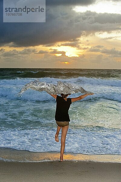 Mädchen am Strand der Nordsee mit Wellen in der Abendsonne  Meer  Wasser  Tourismus  Urlaub  Sommerurlaub  Spaß  Freude  Emotion  Sylt  Deutschland  Europa