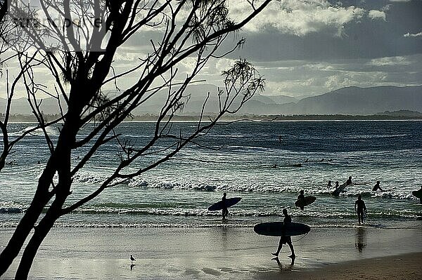 Surfer als Silhouette am Strand von Byron bay  Wassersport  Freizeit  bekannter Urlaubsort  Surfspot an der Ostküste  Queensland  Australien  Ozeanien