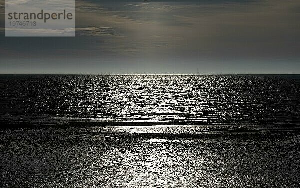 Meer im Gegenlicht  stimmungsvoll  Nordseeinsel Sylt  Nordfriesland  Schleswig-Holstein  Deutschland  Europa