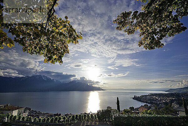 Montreux mit dem Genfer See  Alpen  Gegenlicht  Waadt  Schweiz  Europa