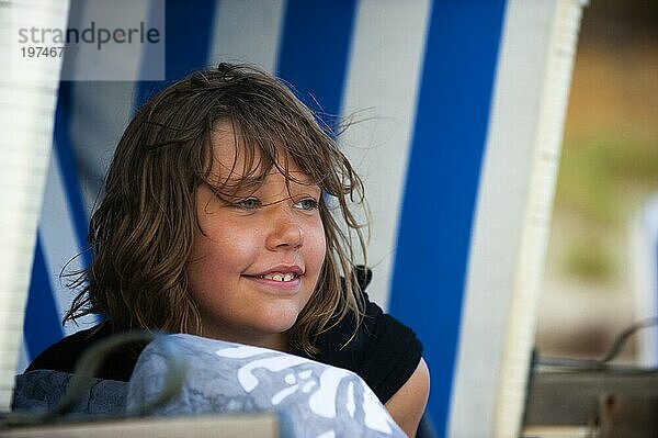 Portrait von einem jungen Mädchen im Strandkorb  Freude  Zufriedenheit  lachen  lachend  jung  Sommer  Wind  Deutschland  Europa