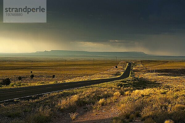 Amerikanischer Highway  Straße  Route  Reisen  Roadtripp  Abendsonne  Westen  Gallup  New Mexico  USA  Nordamerika