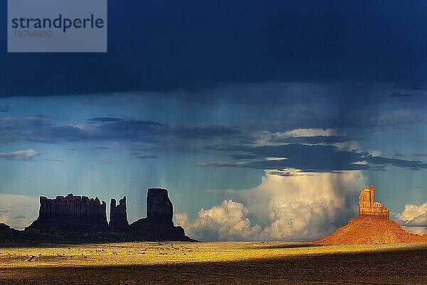 Gewitter  Lichtstimmung am Monument Valley  Wolkenhimmel  Wolke  Himmel  Wetter  Western  Westen  Utah  USA  Nordamerika