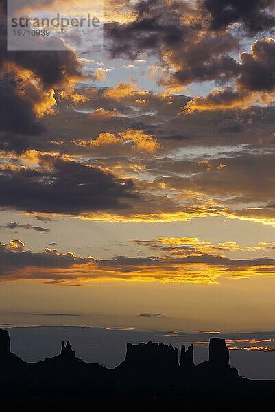 Morgenhimmel mit Silhouette am Monument Valley  Wolke  Sonne  Himmel  Wetter  Western  Westen  Utah  USA  Nordamerika