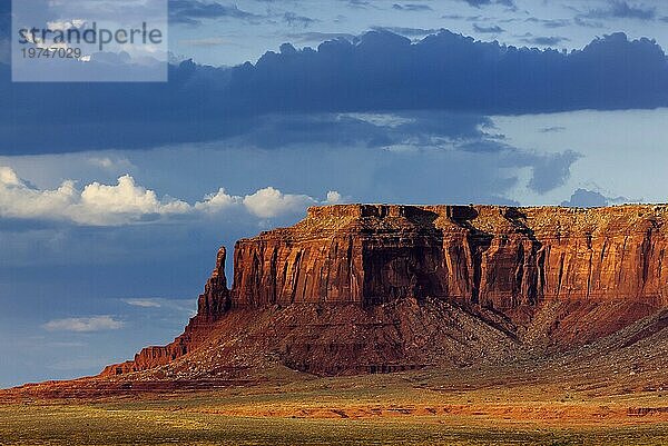 Lichtstimmung  Abendsonne am Monument Valley  Wolke  Himmel  Wetter  Western  Westen  Utah  USA  Nordamerika