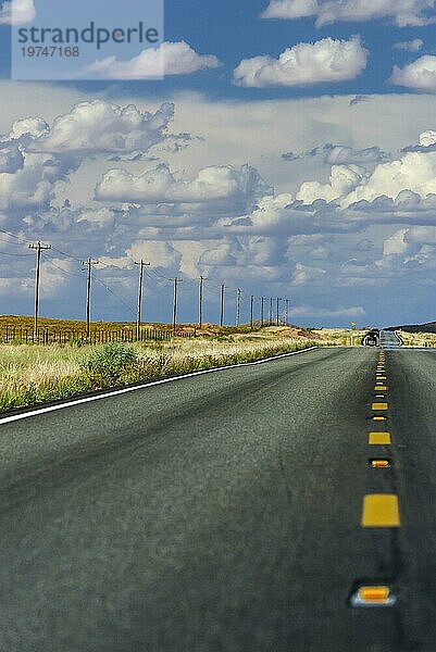 Amerikanischer Highway  Straße  Route  Reisen  Roadtripp  Wolken  Westen  Gallup  New Mexico  USA  Nordamerika