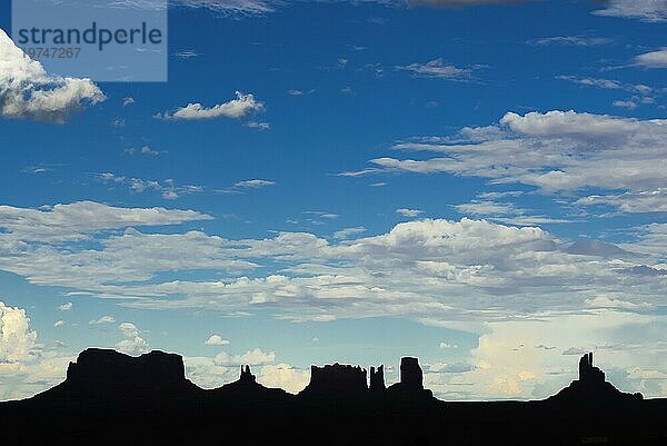 Silhouette vom Monument Valley  Wolkenhimmel  Wolke  Himmel  Western  Westen  Utah  USA  Nordamerika