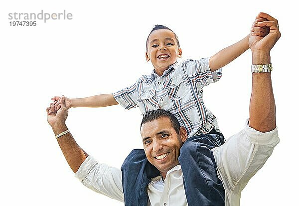 Glücklicher junger hispanischer Junge  der sich auf den Schultern seines Vaters huckepack vergnügt  vor weißem Hintergrund