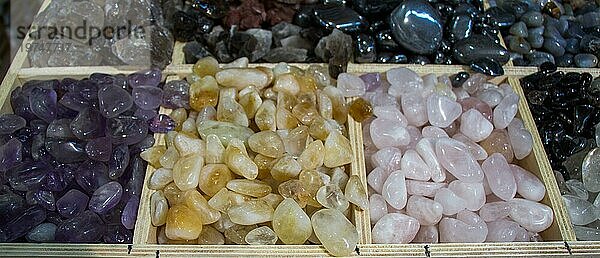 Satz natürlicher mineralischer Edelsteine einer bestimmten Art