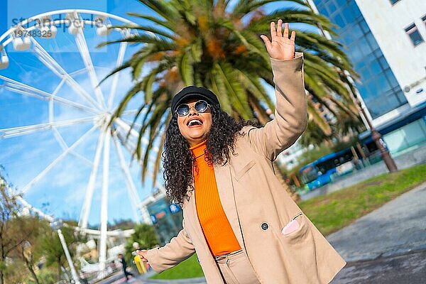 Dynamisches Foto eines glücklichen lateinamerikanischen Touristen  der die Innenstadt im Winter genießt