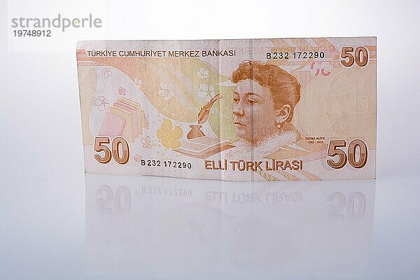 Türkische Lira Banknoten von 50 Lira auf weißem Hintergrund