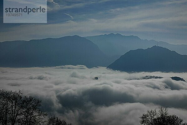 Berggipfel über Wolkenlandschaft in einem sonnigen Tag in Lugano  Tessin in der Schweiz