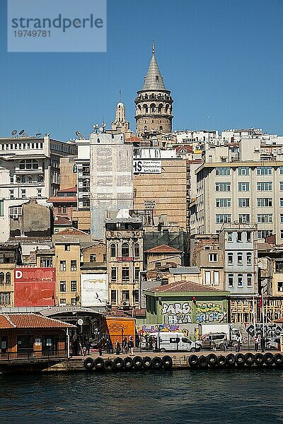 Blick auf den Galataturm aus byzantinischer Zeit in Istanbul