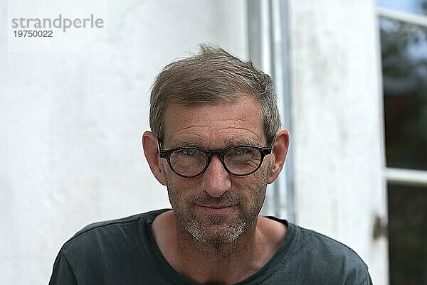 Portrait  junger Mann mit Brille  Mecklenburg-Vorpommern  Deutschland  Europa