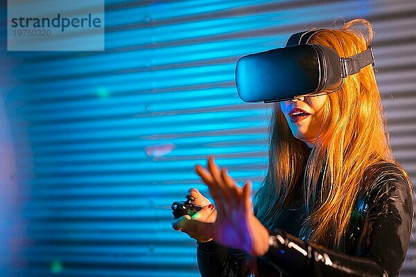 Frau spielt nachts mit einer Virtual Reality Brille in einer digitalen Welt
