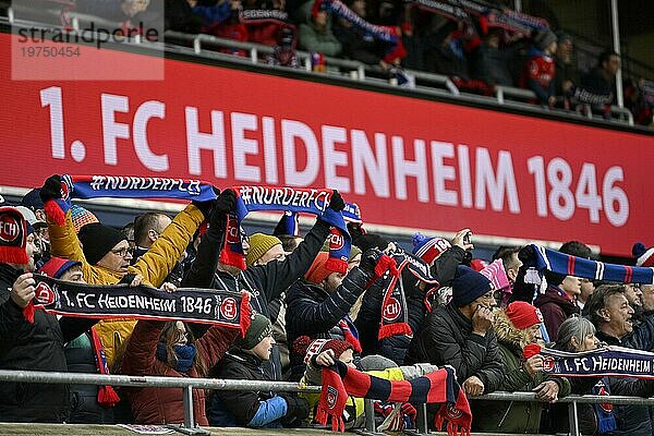 Fans des 1. FC Heidenheim 1846 mit Schals  Fanblock  Stimmung  Fangesänge  Schriftzug  Voith-Arena  Heidenheim  Baden-Württemberg  Deutschland  Europa